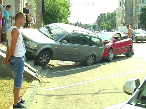 Foto: accident - masina urcata pe scari bd. Traian Baia Mare (c) eMaramures.ro